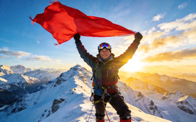 登山者成功登顶后挥舞旗帜的胜利时刻