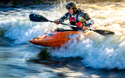 皮划艇运动员在激流中穿行的动态画面